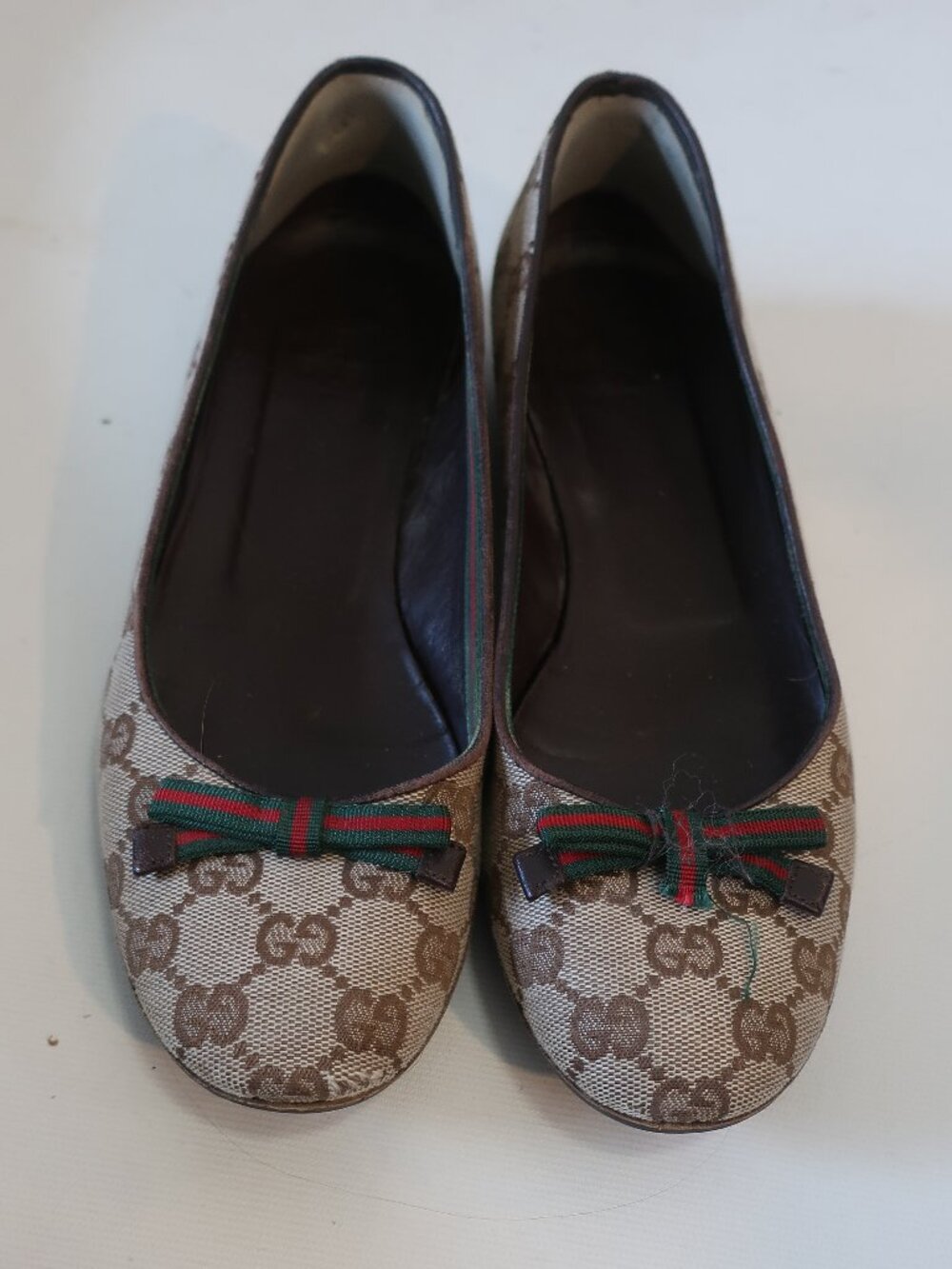 Women Gucci Beige, Brown GG Monogram Canvas Ballet Flats W/Green & Red Bow 8